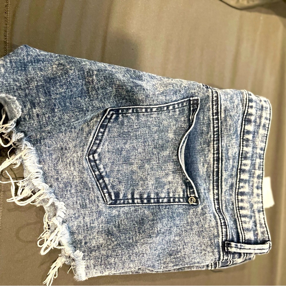 Guess | Distressed Shorts| mid to high waist
